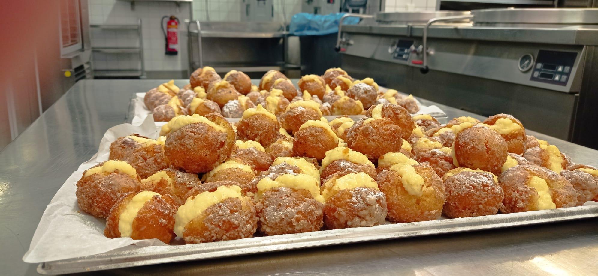 Frisch frittierte Buñuelos mit Vanillecreme