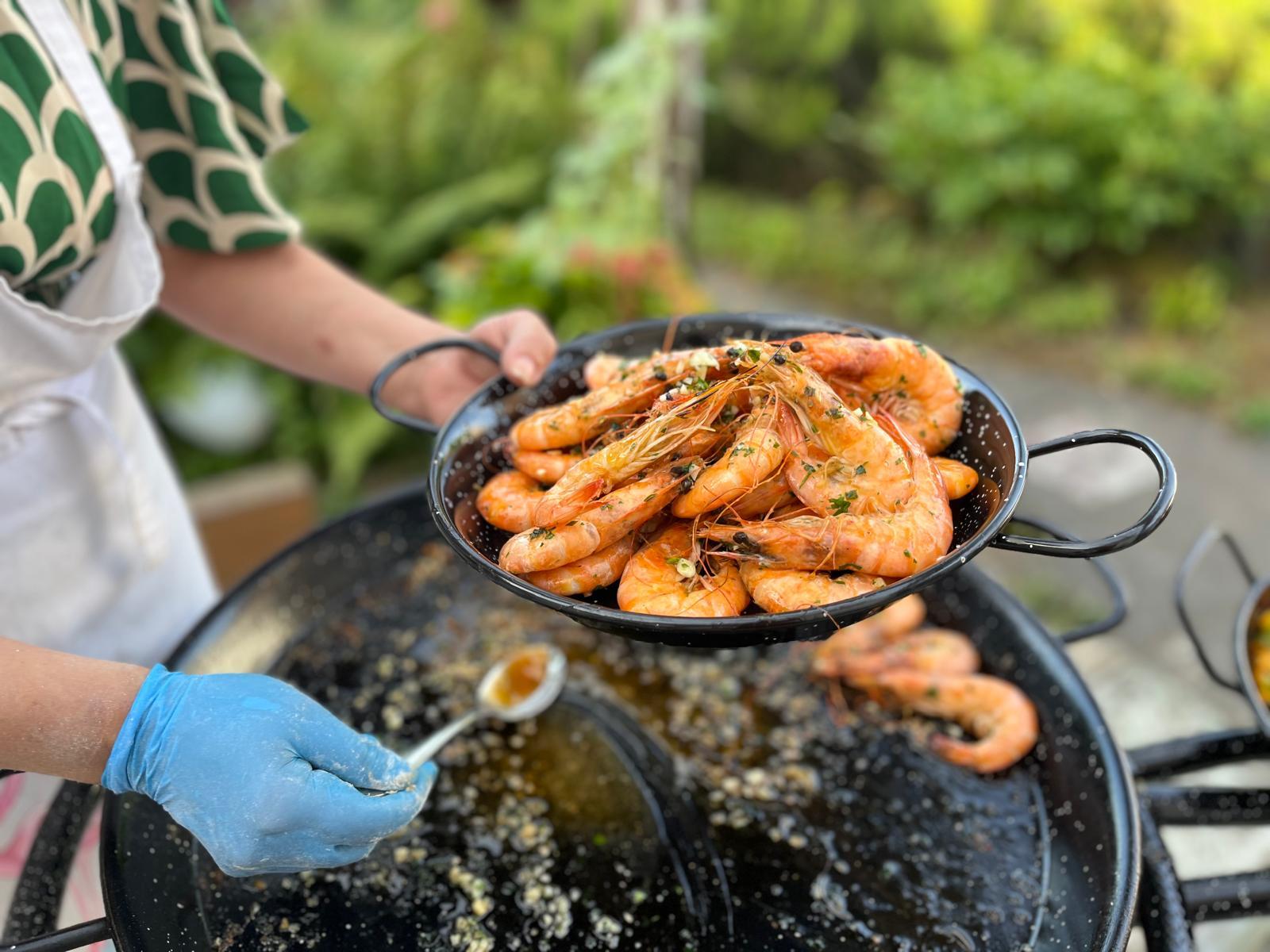 Gebratene Knoblauch-Garnelen in der Pfanne