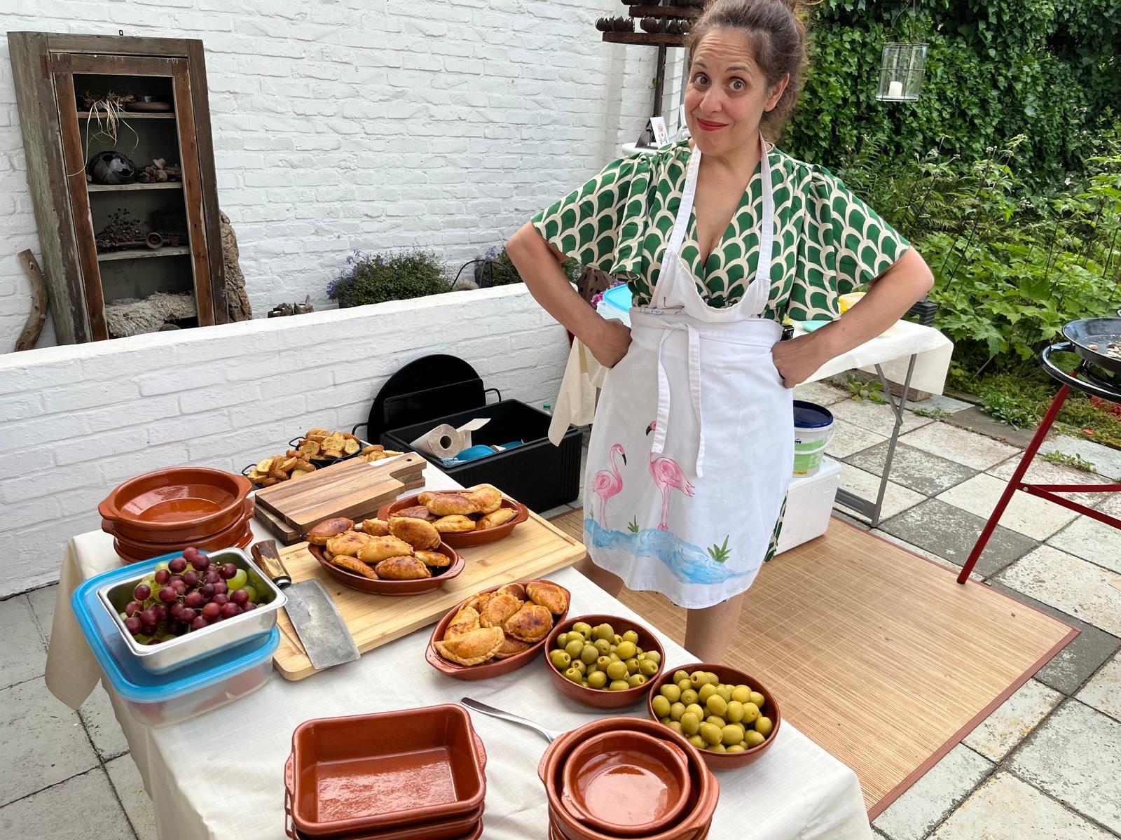Julia Sanchez lächelt vor dem Tapas-Buffet