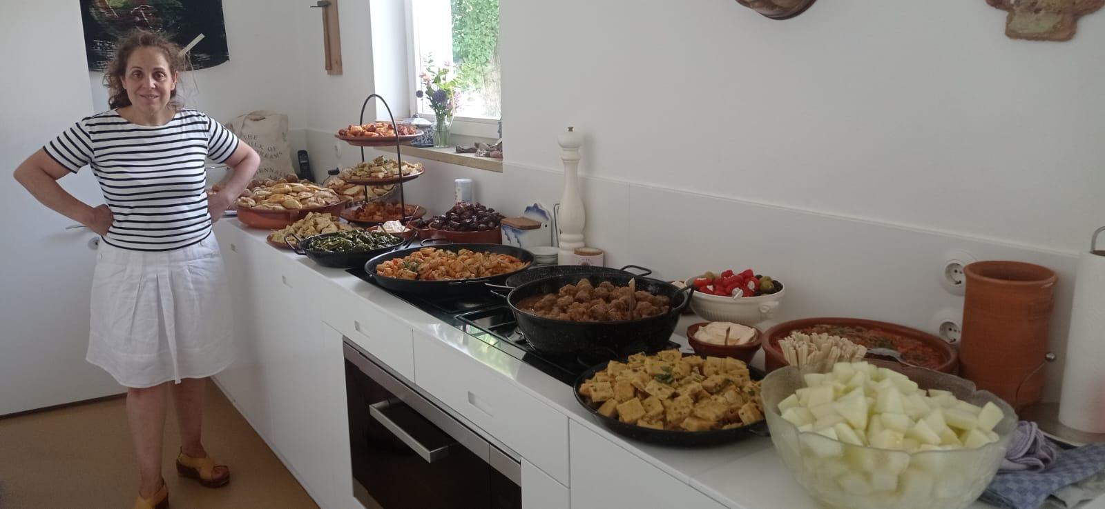 Julia Sanchez vor einem langen Küchenbuffet