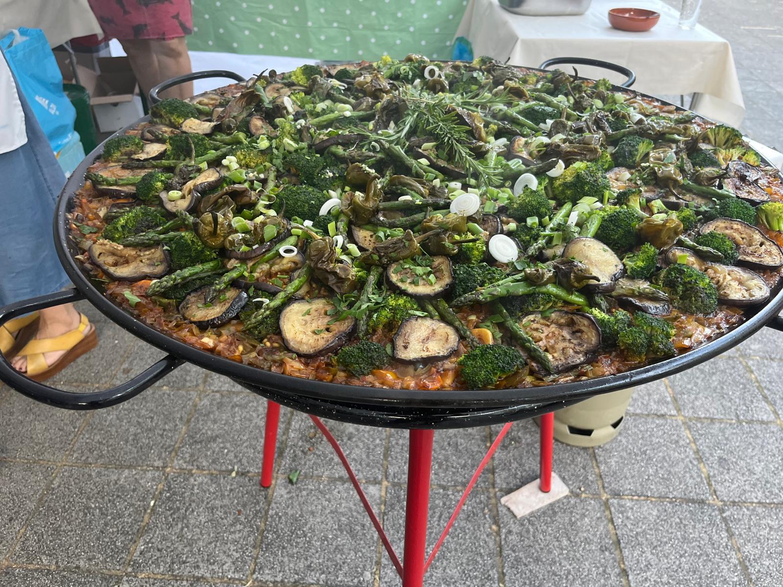 Vegetarische Paella mit Auberginen, Spargel und Brokkoli