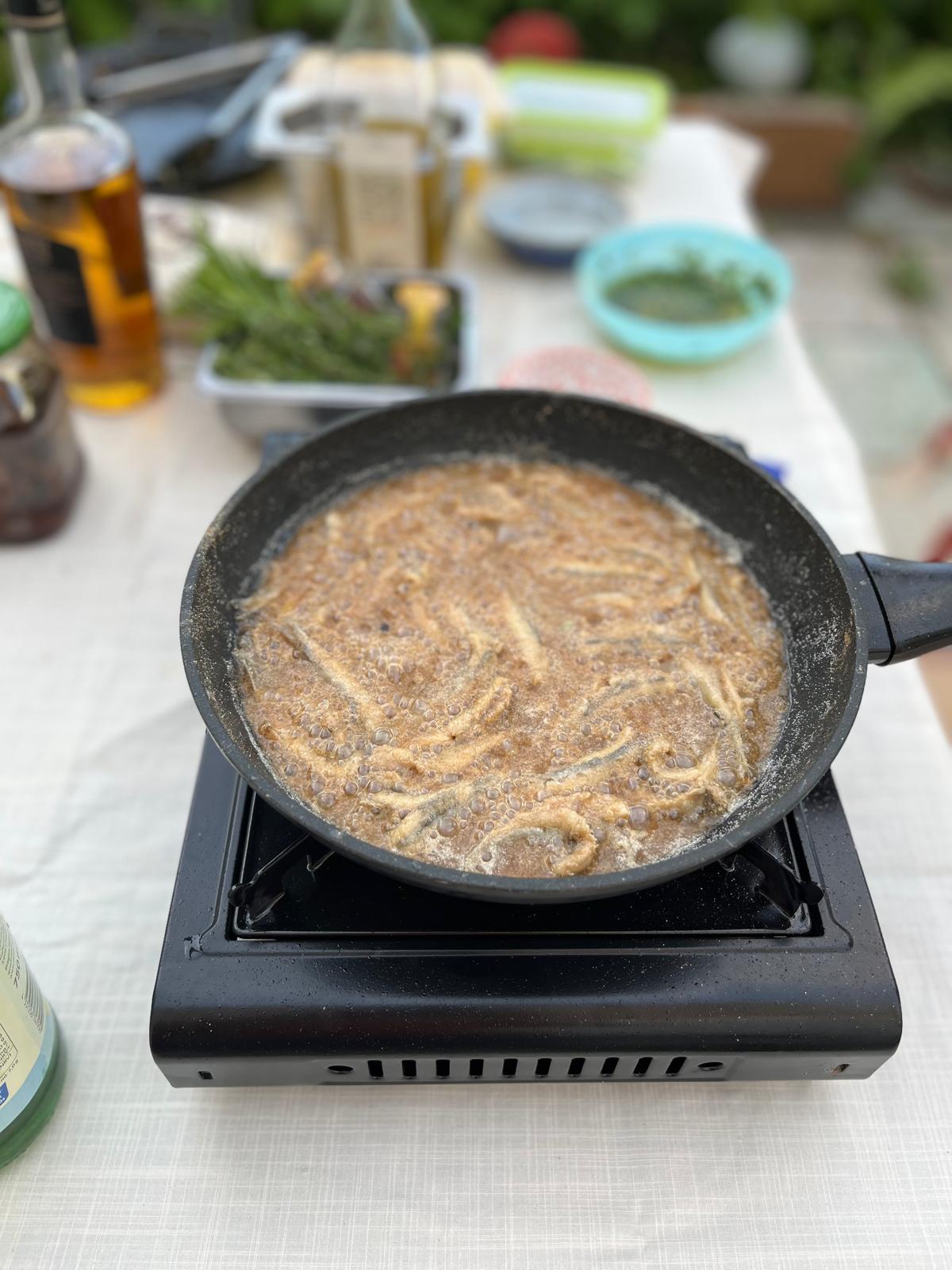 Frittierte Sardellen in der Pfanne