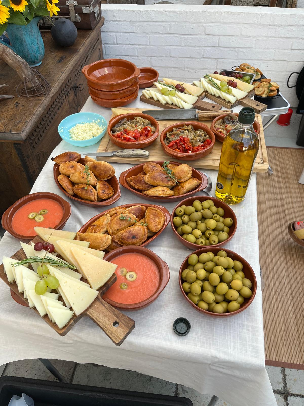 Tapas-Buffet mit Manchego-Käse, Empanadas und Gazpacho