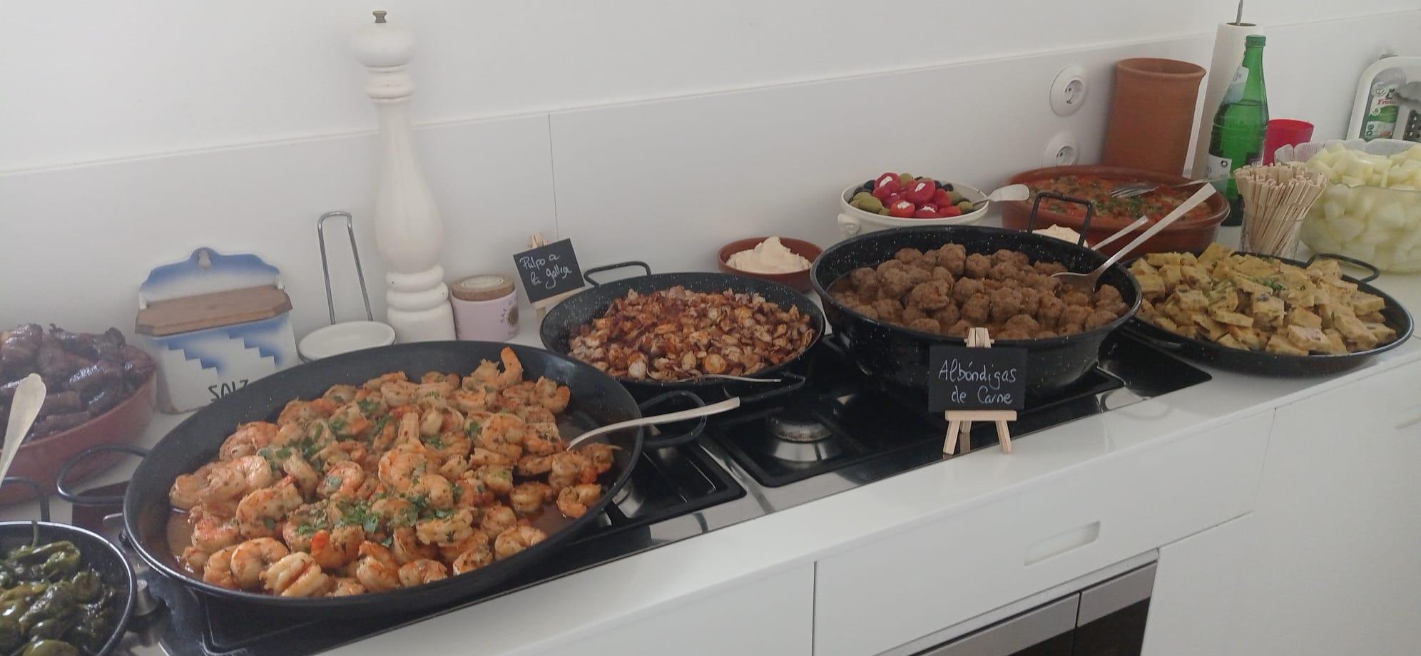 Pulpo a la Gallega, Albóndigas und Garnelen in Pfannen