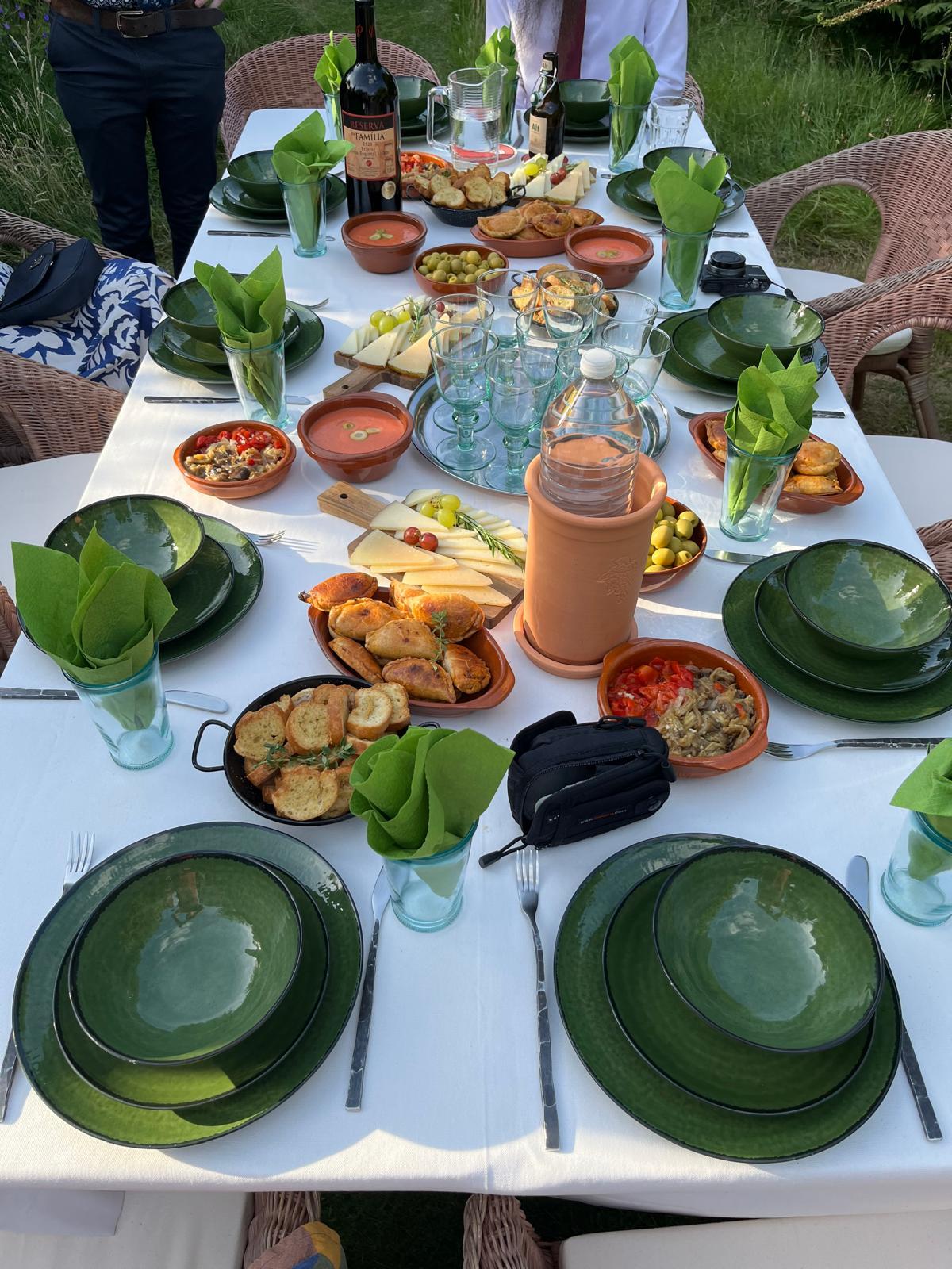 Tapas-Ständer mit Gambas-Chorizo-Spießen und Tortilla für eine Hochzeit