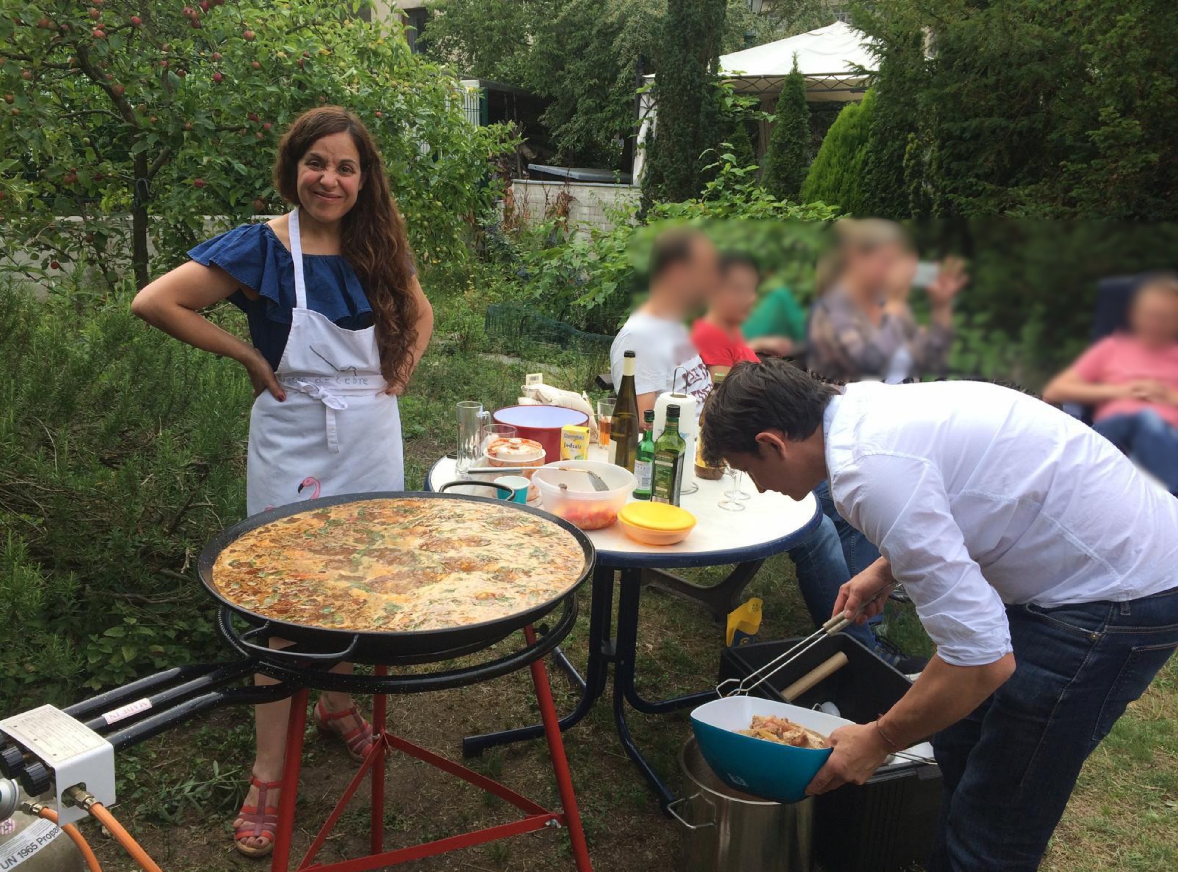 Julia Sanchez bereitet eine Tortilla im Garten bei einer Gartenparty zu